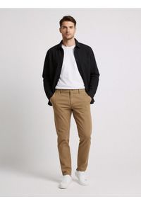 Sinsay - Spodnie chino slim - brązowy. Kolor: brązowy #1