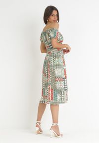 Born2be - Jasnozielona Bawełniana Sukienka Midi z Hiszpańskim Dekoltem i Gumkami w Pasie Brinlee. Typ kołnierza: dekolt hiszpanka. Kolor: zielony. Materiał: bawełna. Wzór: aplikacja. Sezon: wiosna, lato. Długość: midi #4