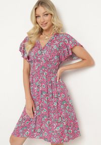 Born2be - Różowa Wiskozowa Sukienka w Kwiaty z Trójkątnym Dekoltem i Gumką w Talii Tivara. Okazja: na co dzień, na randkę. Kolor: różowy. Materiał: wiskoza. Wzór: kwiaty. Sezon: lato. Styl: casual, elegancki #1