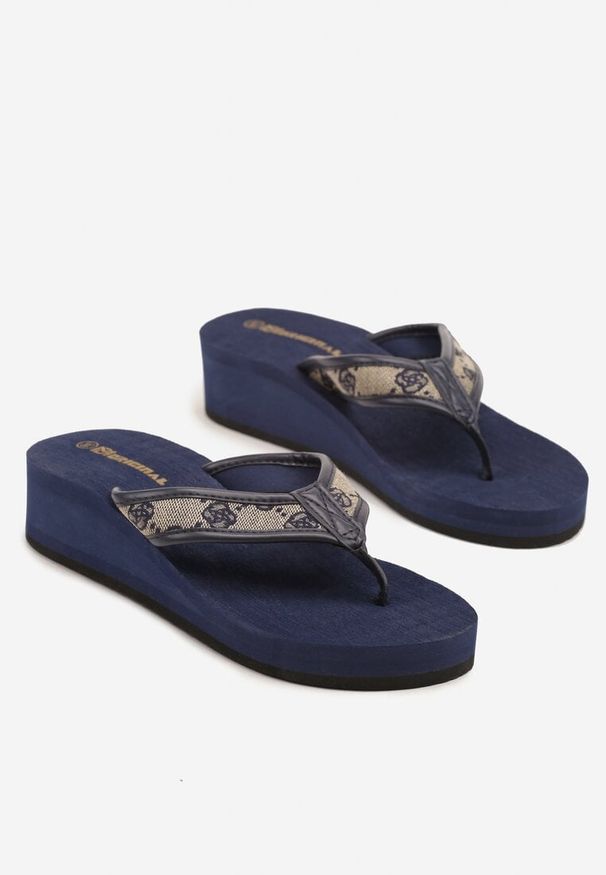 Born2be - Granatowe Japonki na Niskim Koturnie Zdobione Tweedem Arvisella. Okazja: na co dzień, na plażę, na spacer. Kolor: niebieski. Materiał: jeans. Wzór: aplikacja. Sezon: lato. Obcas: na koturnie. Styl: elegancki, casual