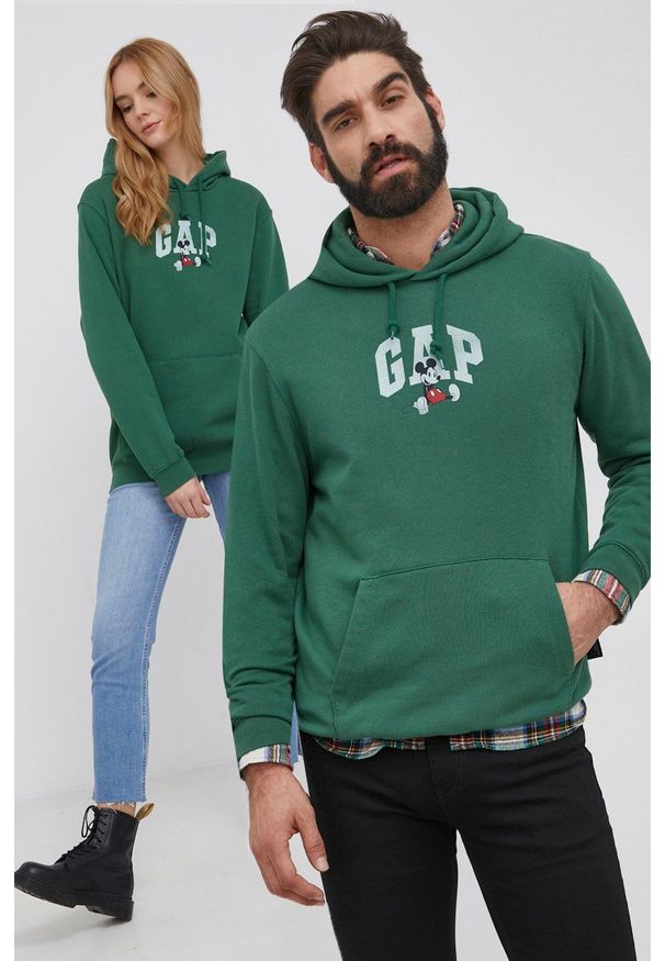 GAP Bluza x Disney kolor zielony z kapturem z nadrukiem. Typ kołnierza: kaptur. Kolor: zielony. Materiał: poliester, dzianina. Wzór: nadruk, motyw z bajki
