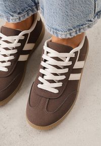 Born2be - Brązowe Sneakersy w Stylu Kultowych Tenisówek Genenor. Okazja: na spacer. Kolor: brązowy. Materiał: jeans, dresówka. Sport: turystyka piesza #8