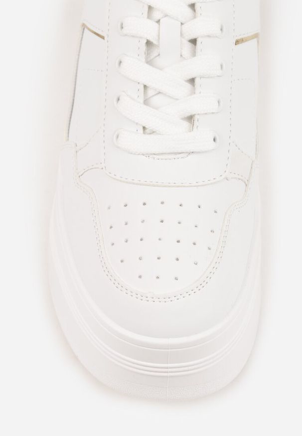 Renee - Biało-Złote Sneakersy Vices na Platformie Ozdobione Metalicznymi Aplikacjami Nelanil. Okazja: na co dzień, na spotkanie biznesowe, do pracy. Kolor: biały. Materiał: jeans. Wzór: aplikacja. Obcas: na platformie. Wysokość obcasa: średni