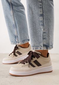 Born2be - Beżowe Sneakersy Casual z Ozdobnymi Przeszyciami i Paskami z Boku Ariesera. Okazja: na co dzień. Zapięcie: pasek. Kolor: beżowy. Materiał: denim, jeans. Wzór: paski #1