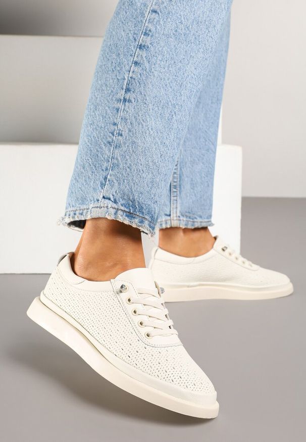 Born2be - Beżowe Skórzane Sneakersy Ozdobione Aplikacją i Perforacją Taneorisa. Okazja: na co dzień. Kolor: beżowy. Materiał: skóra. Wzór: aplikacja