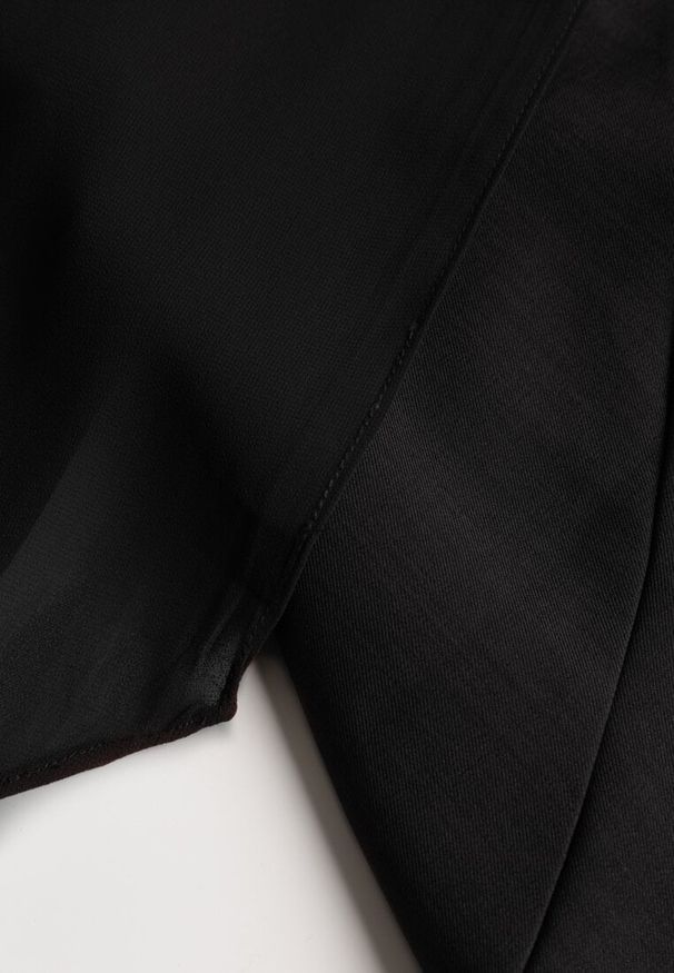 Renee - Czarna Wieczorowa Sukienka Bandeau z Dodatkowym Szalem Meridvia. Okazja: na wesele, na ślub cywilny, na imprezę. Kolor: czarny. Długość rękawa: na ramiączkach. Styl: wizytowy