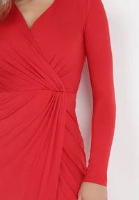 Born2be - Czerwona Sukienka Mellona. Typ kołnierza: dekolt w kształcie V. Kolor: czerwony. Materiał: materiał, dzianina. Długość rękawa: długi rękaw. Wzór: gładki. Typ sukienki: kopertowe. Styl: elegancki, glamour. Długość: maxi #5