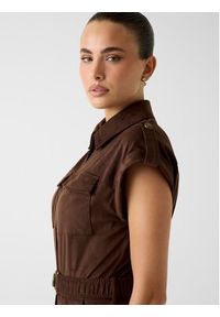 Guess Sukienka codzienna 180568 Brązowy Classic Fit. Okazja: na co dzień. Kolor: brązowy. Typ sukienki: proste. Styl: casual #4