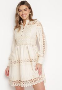 Born2be - Beżowa Sukienka z Koronką i Guzikami przy Dekolcie Thompson. Kolor: beżowy. Materiał: koronka. Wzór: koronka #1