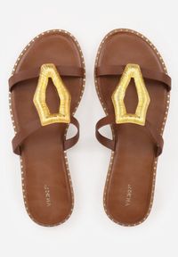 Renee - Brązowe Klapki VICES z Metaliczną Geometryczną Klamrą Azaeriana. Okazja: na co dzień. Kolor: brązowy. Wzór: geometria. Styl: casual #3