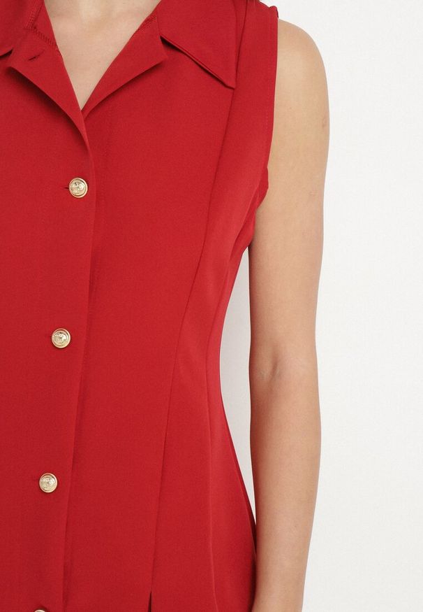 Born2be - Czerwona Koszulowa Sukienka z Ozdobnymi Guzikami Redellee. Okazja: na co dzień, na spacer. Typ kołnierza: kołnierzyk klasyczny. Kolor: czerwony. Typ sukienki: koszulowe. Styl: klasyczny, casual