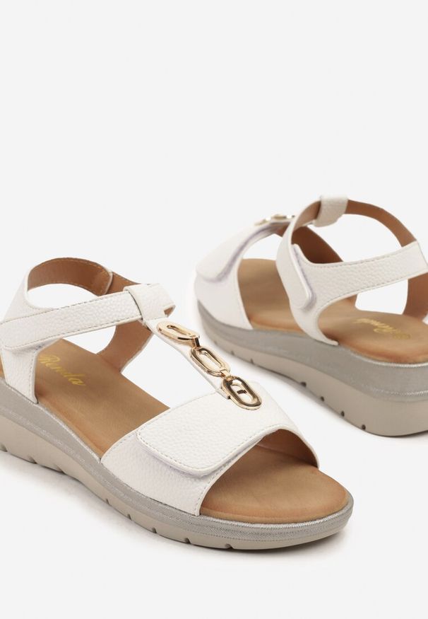 Born2be - Białe Sandały na Niewysokim Koturnie z Ozdobną Aplikacją i Rzepami Jullisa. Okazja: na co dzień, na spacer. Zapięcie: rzepy. Kolor: biały. Wzór: aplikacja. Sezon: lato. Obcas: na koturnie. Styl: casual, elegancki, klasyczny