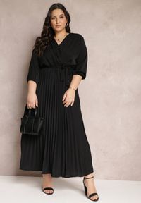 Renee - Czarna Kopertowa Sukienka z Gumką i Paskiem w Talii Zdobiona Plisowaniem Kaylina. Kolekcja: plus size. Kolor: czarny. Wzór: aplikacja. Typ sukienki: kopertowe