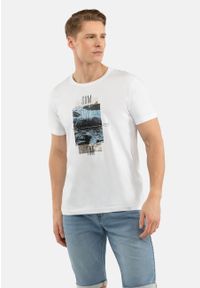 Volcano - T-shirt z nadrukiem T-ROS. Kolor: biały. Materiał: materiał, bawełna, dresówka, skóra. Długość rękawa: krótki rękaw. Długość: krótkie. Wzór: nadruk. Sezon: lato. Styl: klasyczny #1