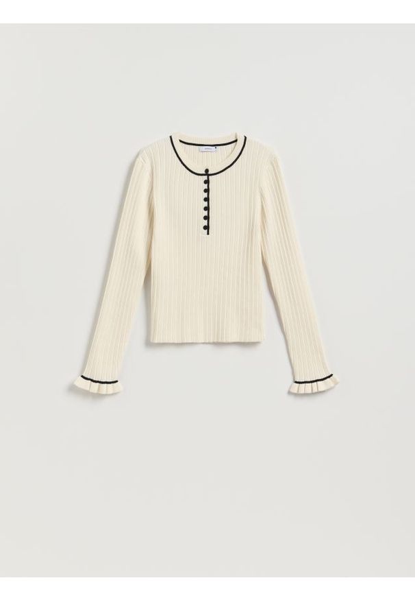 Reserved - Sweter w prążek - złamana biel. Materiał: wiskoza, prążkowany, dzianina. Wzór: prążki