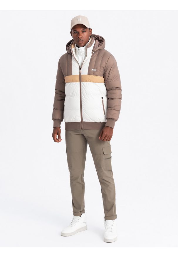 Ombre Clothing - Kolorowa sportowa męska kurtka w stylu retro – beżowo-biała V2. Typ kołnierza: kołnierzyk stójkowy. Kolor: biały. Materiał: guma, syntetyk, poliester, materiał. Wzór: kolorowy. Styl: retro, sportowy