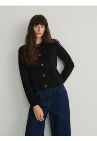 Reserved - Sweter z ozdobnymi guzikami - czarny. Kolor: czarny. Materiał: tkanina. Wzór: gładki #1