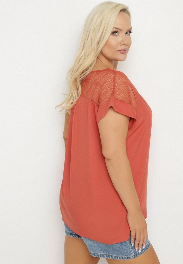 Born2be - Beżowa Bluzka z Wiskozy z Przezroczystymi Wstawkami Zelauri. Okazja: na co dzień, na randkę. Typ kołnierza: dekolt w serek. Kolor: beżowy. Materiał: wiskoza. Styl: casual, elegancki