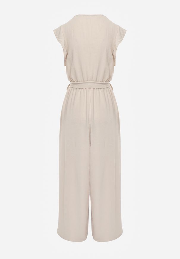 Renee - Beżowy Koktajlowy Kombinezon Wiązany Paskiem Wykończony Falbankami przy Ramionach Vimaseni. Okazja: na co dzień, na imprezę. Kolor: beżowy. Sezon: lato. Styl: wizytowy