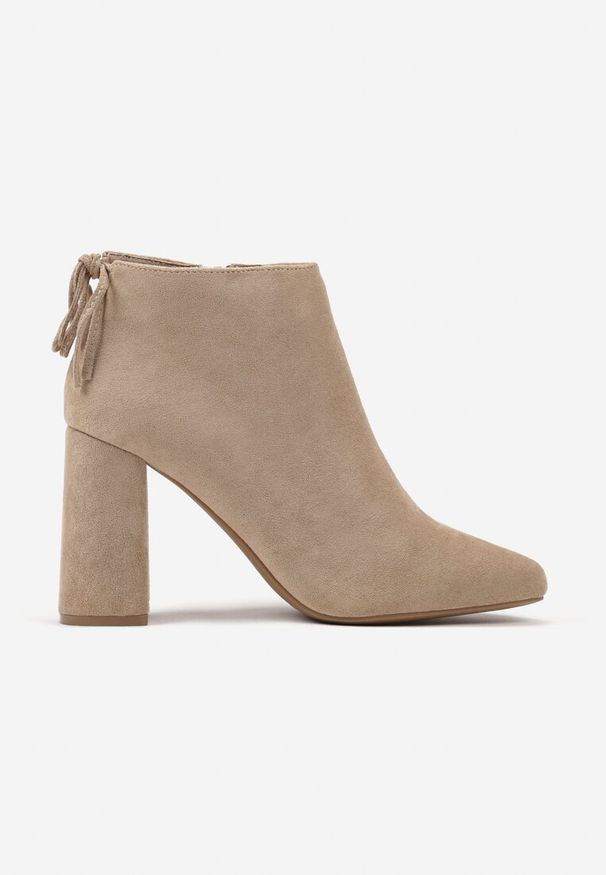 Renee - Ciemnobeżowe Botki na Słupku Ozdobione z Tyłu Wiązaniem Ittelena. Okazja: na co dzień. Kolor: beżowy. Materiał: jeans. Wzór: aplikacja. Obcas: na słupku. Styl: casual, elegancki. Wysokość obcasa: średni