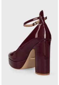 Guess czółenka TEMIS kolor bordowy na słupku FL7TMS PAF08. Nosek buta: okrągły. Kolor: czerwony. Materiał: skóra. Obcas: na słupku. Wysokość obcasa: średni #4