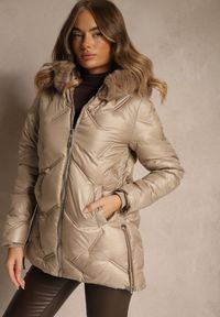 Renee - Ciemnobeżowa Kurtka z Ozdobnym Pikowaniem i Kapturem z Futrem Naliavea. Okazja: na co dzień. Kolor: beżowy. Materiał: futro. Styl: casual, elegancki