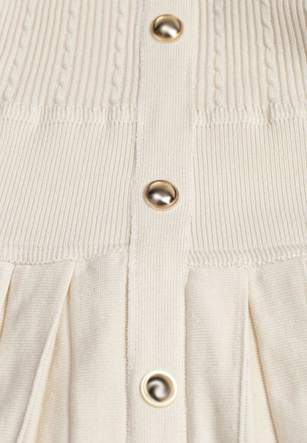 Born2be - Jasnobeżowa Sukienka z Wiskozy o Rozkloszowanym Kroju z Plisami i Guzikami Alusena. Okazja: na co dzień. Kolor: beżowy. Materiał: wiskoza. Typ sukienki: rozkloszowane. Styl: casual, elegancki