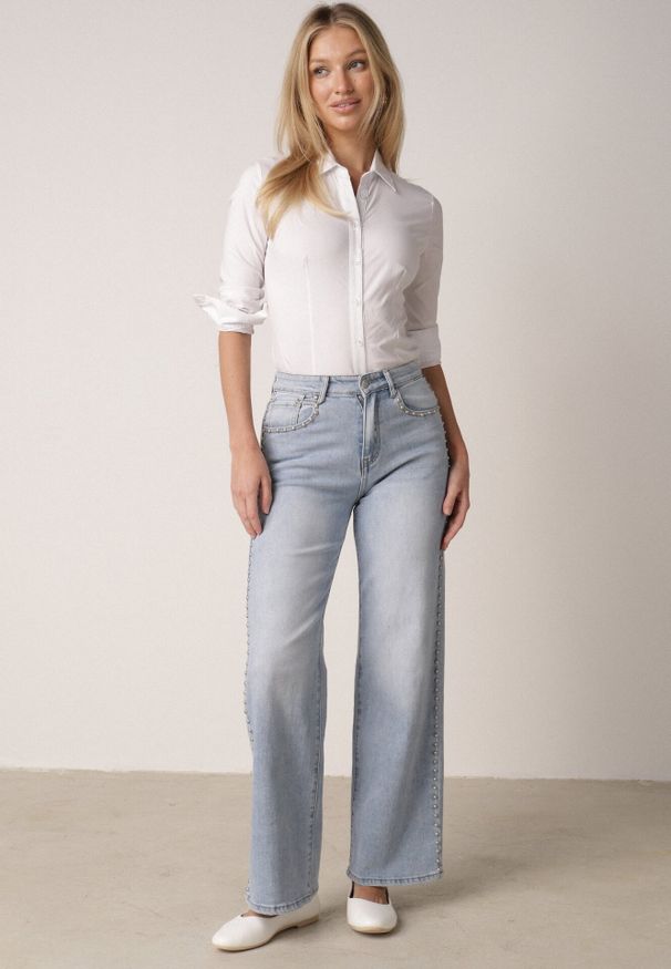 Born2be - Niebieskie Szerokie Jeansy Wysoki Stan z Bawełną Ozdobione Nitami Basithoe. Okazja: na co dzień. Stan: podwyższony. Kolor: niebieski. Wzór: aplikacja. Styl: casual, elegancki, klasyczny