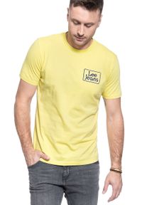 Lee - MĘSKI T-SHIRT LEE LEE JEANS TEE SUNBURST REGULAR FIT L65LFENN. Kolor: żółty. Materiał: jeans