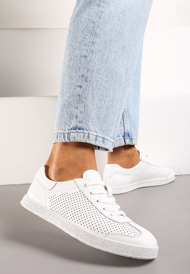 Renee - Białe Sneakersy ze Skóry z Perforacją i Sznurowaniem Briarta. Zapięcie: sznurówki. Kolor: biały. Materiał: skóra. Obcas: na obcasie. Wysokość obcasa: niski