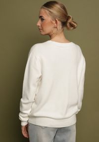Born2be - Biały Sweter z Wiskozą i Wełną z Dekoltem w Serek Claida. Okazja: na co dzień. Typ kołnierza: dekolt w serek. Kolor: biały. Materiał: wełna, wiskoza. Styl: casual #6