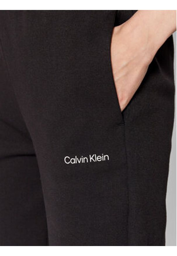 Calvin Klein Spodnie dresowe K20K20442 Czarny Regular Fit. Kolor: czarny. Materiał: dresówka, bawełna, syntetyk