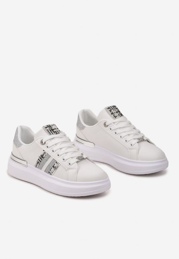 Renee - Biało-Srebrne Sneakersy na Niewysokiej Platformie z Brokatowymi Wstawkami Renallsa. Okazja: na co dzień. Kolor: biały. Materiał: jeans. Obcas: na platformie