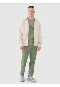 4f - 4F T-shirt regular z nadrukiem męski - oliwkowy/khaki XXL. Okazja: na co dzień. Kolor: oliwkowy, brązowy, wielokolorowy. Materiał: dzianina, bawełna, jersey. Długość rękawa: krótki rękaw. Długość: krótkie. Wzór: nadruk. Styl: klasyczny, sportowy, casual