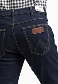 Wrangler - WRANGLER GREENSBORO MĘSKIE SPODNIE JEANSOWE JEANSY DŻINSY RINSE BLUE W15QSQX36