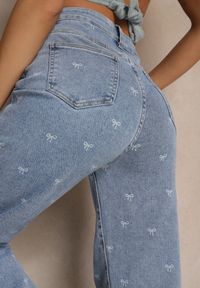 Renee - Niebieskie Jeansy High Waist z Szeroką Nogawką i Nadrukiem w Kokardki Folirela. Okazja: na co dzień. Stan: podwyższony. Kolor: niebieski. Wzór: nadruk. Styl: klasyczny, casual #5