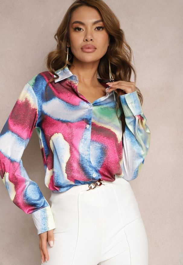 Renee - Niebiesko-Różowa Koszula Ozdobiona Kolorowym Wzorem Tie-Dye Vatrie. Kolor: niebieski. Wzór: aplikacja, kolorowy
