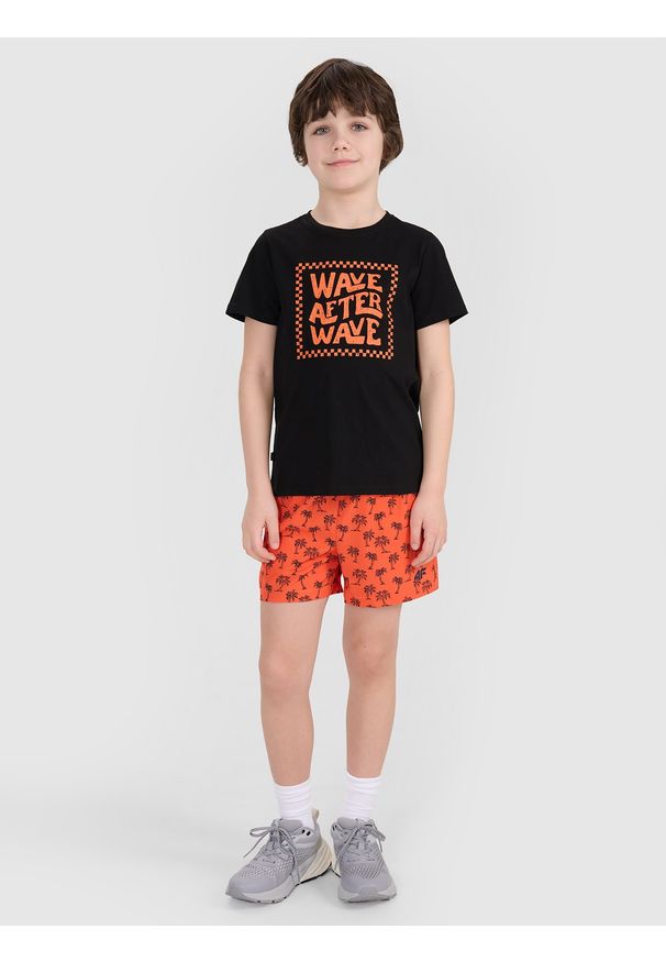 4f - 4F T-shirt regular z nadrukiem chłopięcy - czarny 128 (7-8 lat). Okazja: na co dzień. Kolor: czarny. Materiał: bawełna, jersey, dzianina. Długość rękawa: krótki rękaw. Długość: krótkie. Wzór: nadruk. Sezon: lato. Styl: klasyczny, sportowy, casual