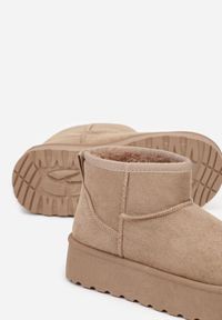 Born2be - Ciemnobeżowe Wsuwane Śniegowce z Imitacji Zamszu na Platformie Tusanala. Okazja: na co dzień. Zapięcie: bez zapięcia. Kolor: beżowy. Materiał: zamsz. Sezon: zima. Styl: casual, elegancki #4