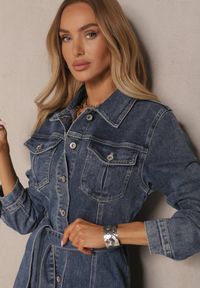 Renee - Niebieska Sukienka Jeansowa z Wiązanym Paskiem Rallinde. Okazja: na co dzień, na spacer. Kolor: niebieski. Materiał: jeans. Długość rękawa: długi rękaw. Typ sukienki: koszulowe. Styl: klasyczny, casual, elegancki #4