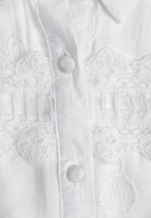 Renee - Biała Boho Koszula z Wiskozy Bez Rękawów Zdobiona Haftem Melirianne. Kolor: biały. Materiał: wiskoza. Długość rękawa: bez rękawów. Wzór: aplikacja, haft. Sezon: lato. Styl: boho