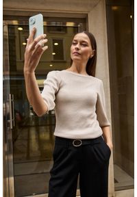 MOODO - Prążkowany sweter z bufiastymi rękawami beżowy. Kolor: beżowy. Materiał: prążkowany #1