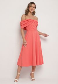 Born2be - Pomarańczowa Rozkloszowana Sukienka z Odsłoniętymi Ramionami i Drapowaniem Odilene. Okazja: na imprezę. Kolor: pomarańczowy. Sezon: lato. Typ sukienki: z odkrytymi ramionami. Styl: elegancki #1