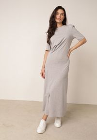 Born2be - Szara Bawełniana Sukienka T-shirtowa z Marszczeniem Podkreślającym Talię Timiore. Okazja: na co dzień. Kolor: szary. Materiał: bawełna. Wzór: gładki. Sezon: lato. Typ sukienki: proste. Styl: casual #4