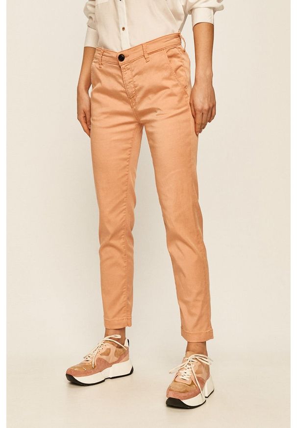 Pepe Jeans - Spodnie Maura. Kolor: brązowy. Materiał: bawełna, materiał, lyocell, elastan, tkanina, poliester. Wzór: gładki