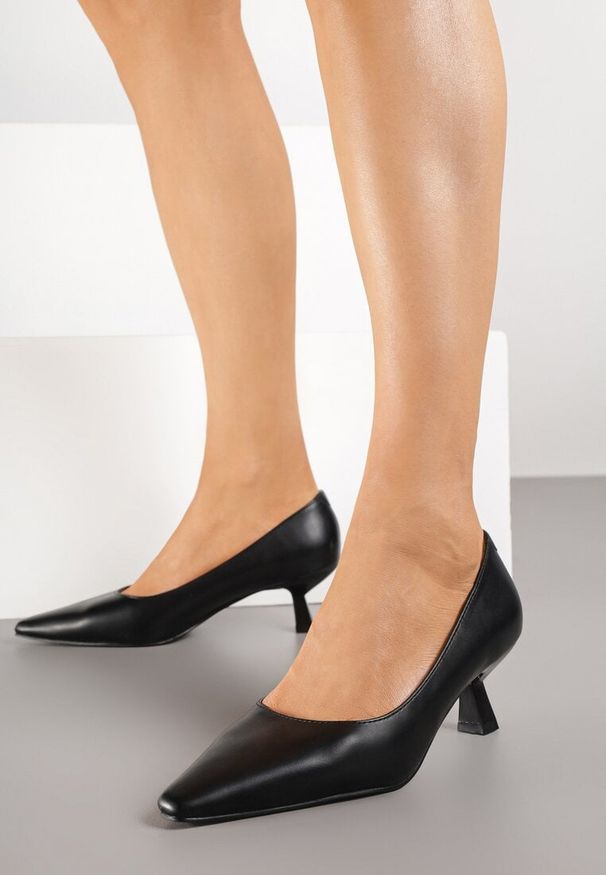 Renee - Czarne Czółenka Vices na Kaczuszce z Wkładką ze Skóry Naturalnej Nalibre. Okazja: na co dzień, na spotkanie biznesowe. Kolor: czarny. Materiał: skóra. Obcas: na szpilce. Styl: biznesowy, casual, elegancki