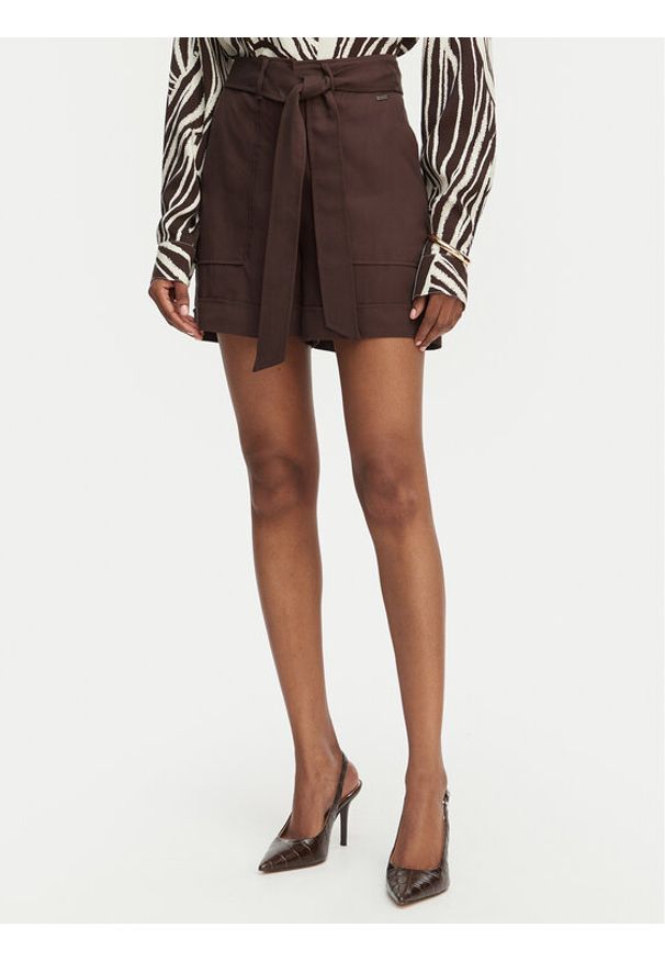 Guess Szorty materiałowe W5GD1R WG4C2 Brązowy ciemny Regular Fit. Kolor: brązowy. Materiał: lyocell