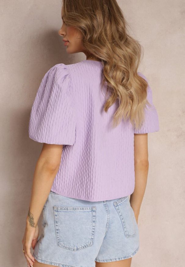 Renee - Fioletowa Bluzka z Trójkątnym Dekoltem i Krótkimi Bufiastymi Rękawami Dysia. Kolor: fioletowy. Długość rękawa: krótki rękaw. Długość: krótkie. Styl: elegancki