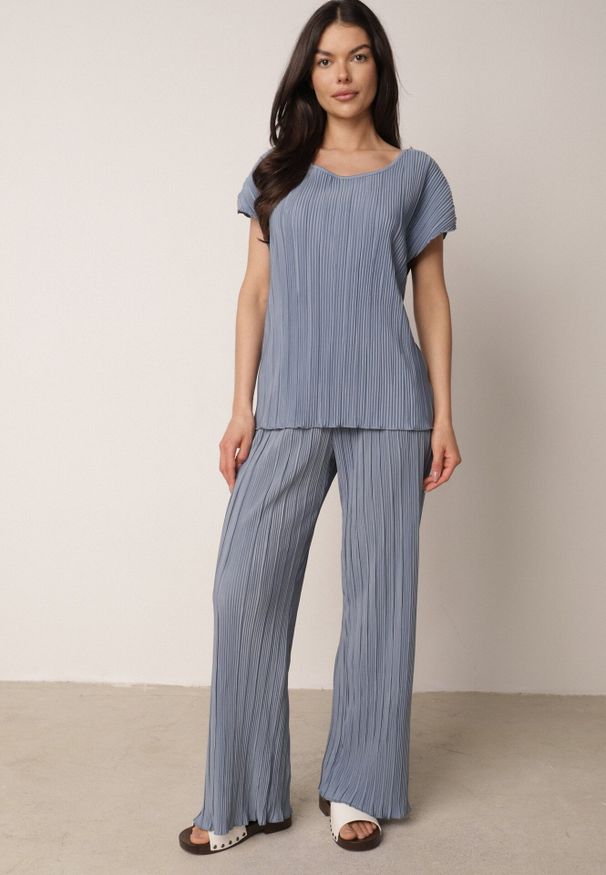 Born2be - Niebieskie Szerokie Spodnie z Wysokim Stanem ze Zwiewnej Tkaniny z Plisami Galiris. Okazja: do pracy, na co dzień, na spotkanie biznesowe. Stan: podwyższony. Kolor: niebieski. Materiał: tkanina. Długość: długie. Styl: elegancki, biznesowy, casual