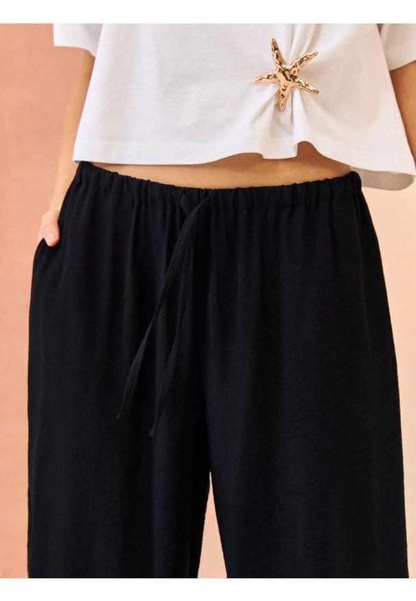 Sinsay - Spodnie wide leg z wiskozą - czarny. Kolor: czarny. Materiał: wiskoza